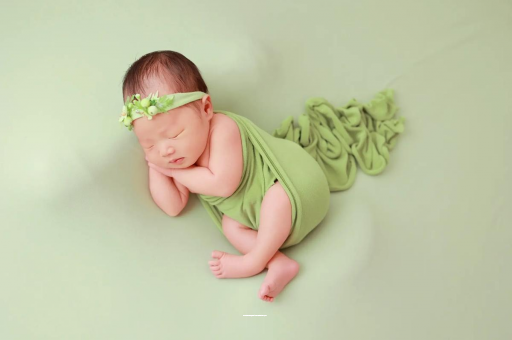 中国香港宝宝拍嗝吐奶 中国香港宝宝拍嗝吐奶